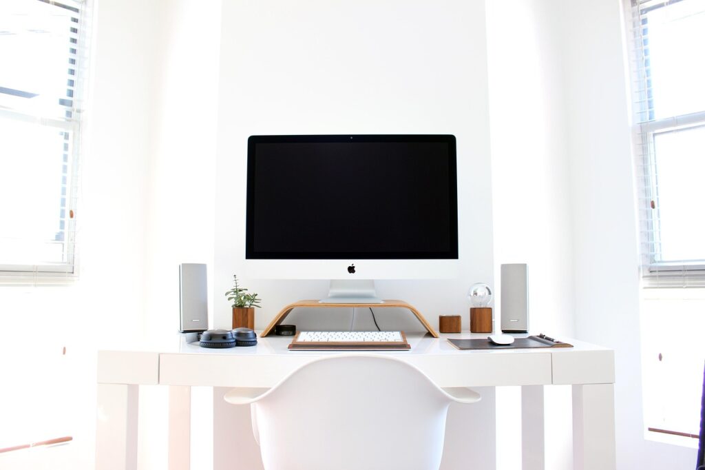 Espacio de trabajo ordenado y ergonómico para mayor productividad.